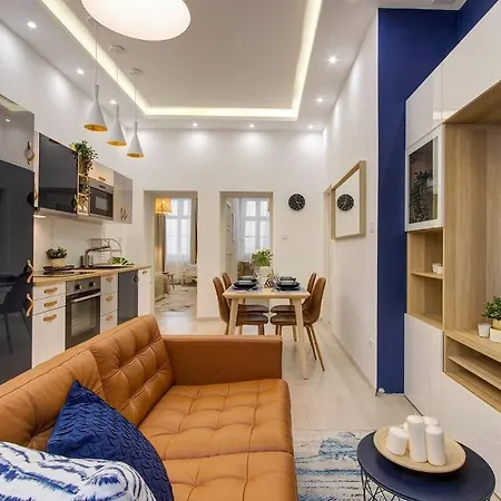 Апартаменты Emerald Residency 4Br-2Ba *